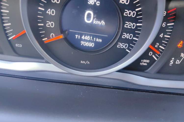 Used Volvo XC60 2016 T5 Smart Drive Edition Odometer Close Up