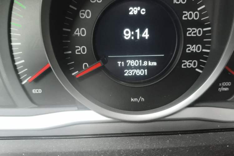 Used Volvo XC60 2016 T5 Smart Upgrade Model Odometer Close Up