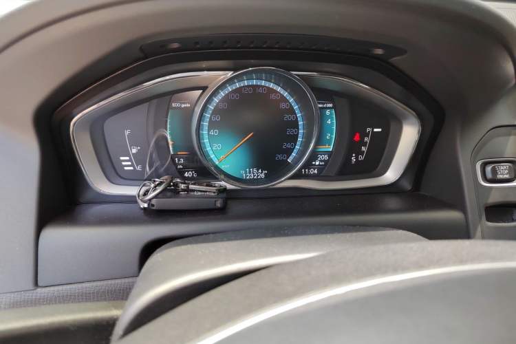 Used Volvo XC60 2016 T5 Smart Version Odometer Close Up
