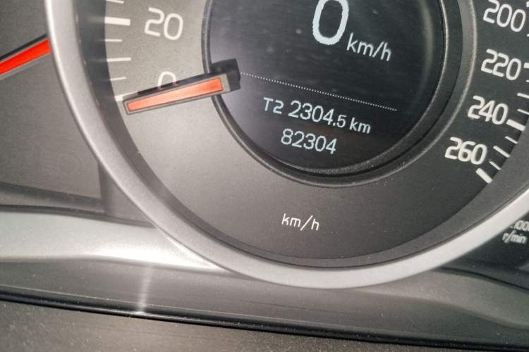 Used Volvo XC60 2016 T5 Smart Upgrade Model Odometer Close Up