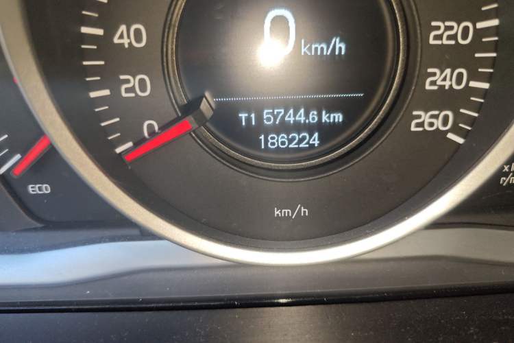 Used Volvo XC60 2016 T5 Smart Drive Edition Odometer Close Up