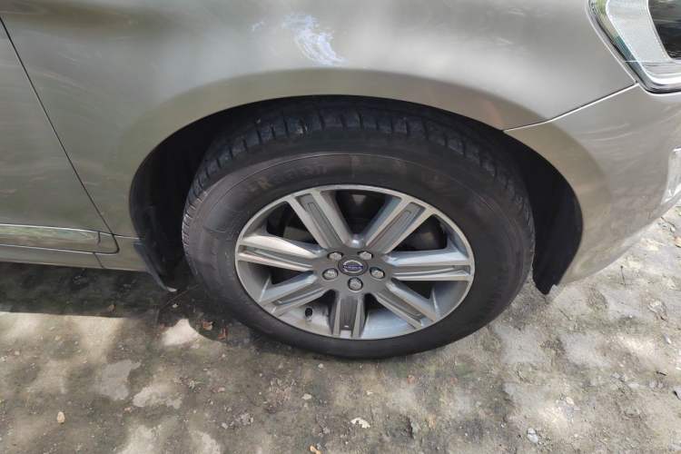 Used Volvo XC60 2016 T5 Smart Version Right Front Wheel Hub
