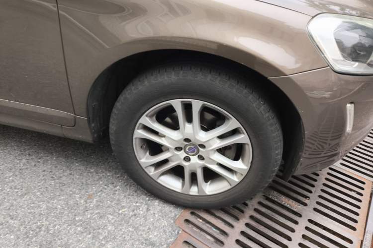 Used Volvo XC60 2016 T5 Smart Version Right Front Wheel Hub
