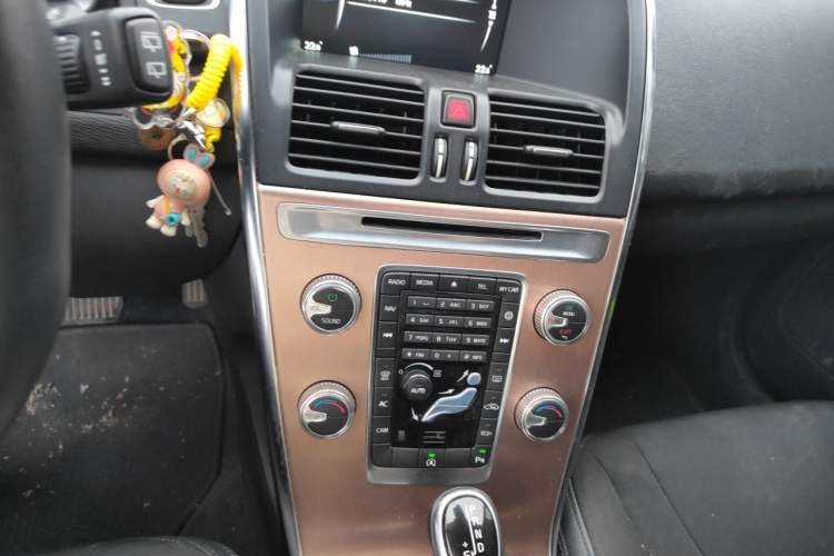 Used Volvo XC60 2016 T5 Smart Drive Edition Audio And AC Panel