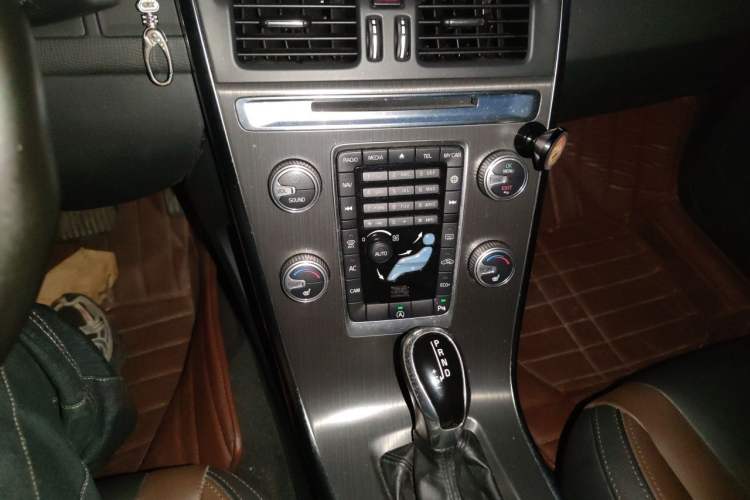 Used Volvo XC60 2016 T5 Smart Version Audio And AC Panel