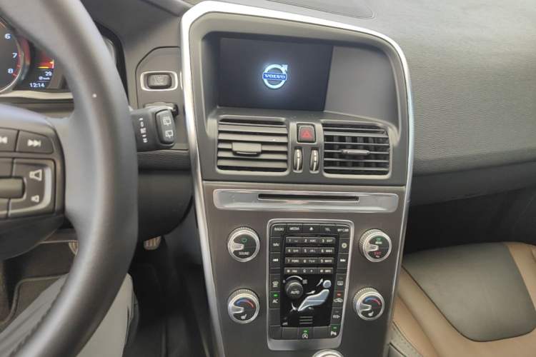 Used Volvo XC60 2016 T5 Smart Version Audio And AC Panel