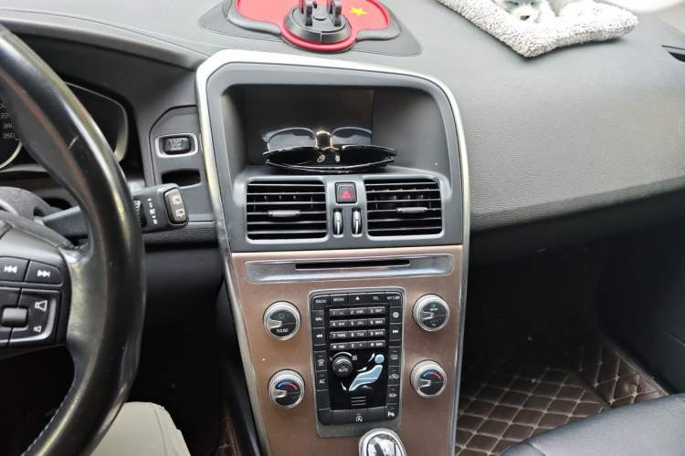 Used Volvo XC60 2016 T5 Smart Drive Edition Audio And AC Panel