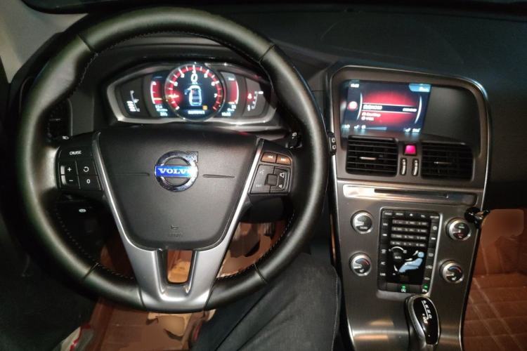 Used Volvo XC60 2016 T5 Smart Version Center Console