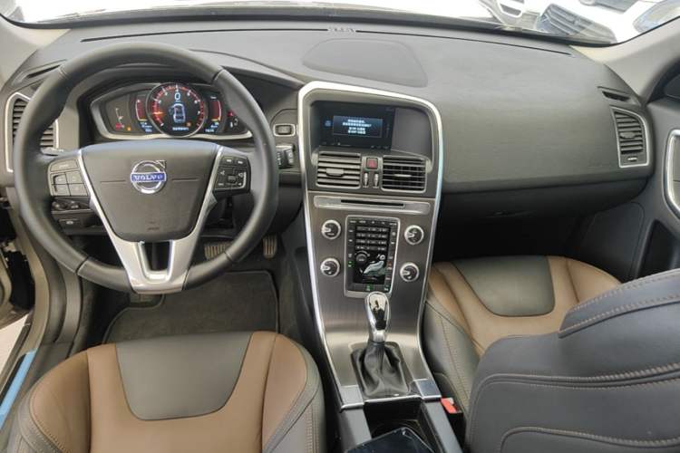 Used Volvo XC60 2016 T5 Smart Version Center Console