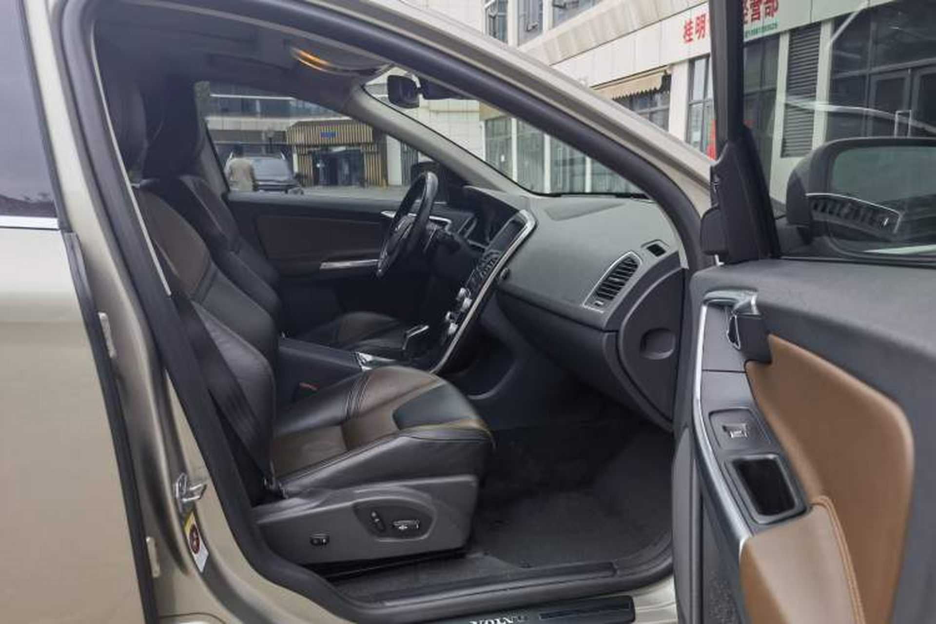 Used Volvo XC60 2016 T5 AWD Smart Drive Edition Interior 4