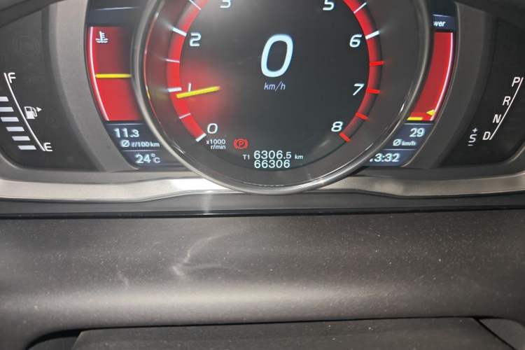 Used Volvo XC60 2016 T5 Smart Version Odometer Close Up