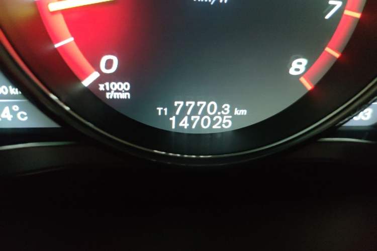 Used Volvo XC60 2016 T5 Smart Version Odometer Close Up