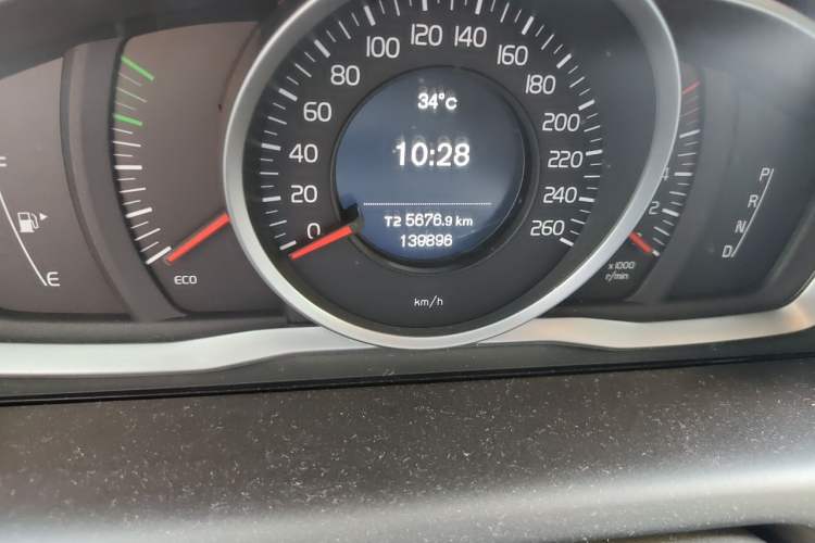 Used Volvo XC60 2016 T5 Smart Drive Edition Odometer Close Up