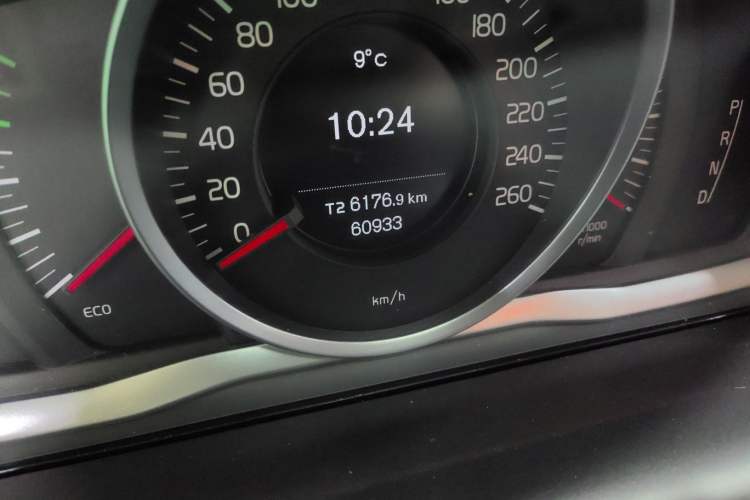 Used Volvo XC60 2016 T5 Smart Drive Edition Odometer Close Up