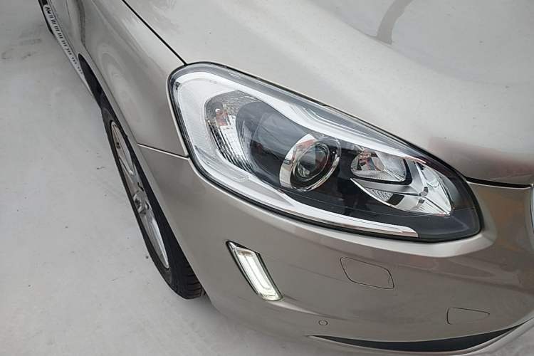 Used Volvo XC60 2016 T5 Smart Version Right Front Headlight
