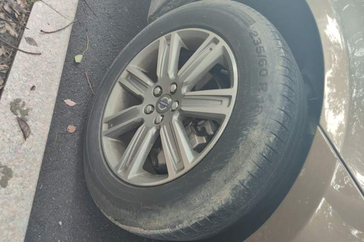 Used Volvo XC60 2016 T5 AWD Zhiyuan Edition Right Front Wheel Hub