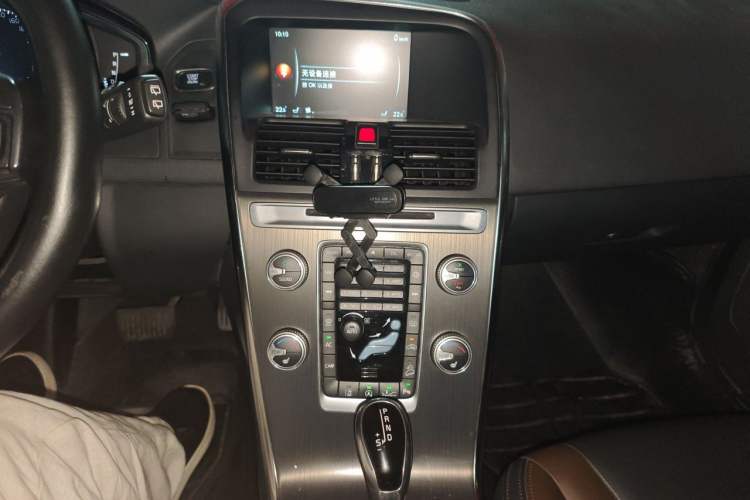 Used Volvo XC60 2016 T5 AWD Smart Drive Edition Audio And AC Panel