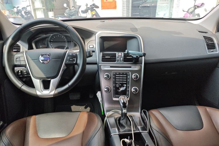 Used Volvo XC60 2016 T5 Smart Version Center Console