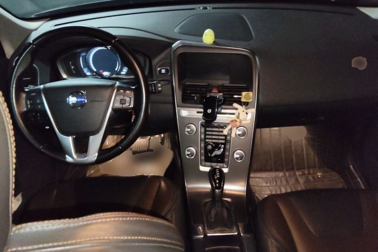 Used Volvo XC60 2016 T5 Smart Version Center Console