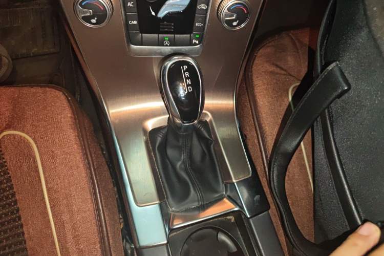 Used Volvo XC60 2016 T5 Smart Upgrade Model Gear Lever