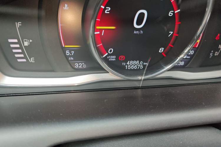 Used Volvo XC60 2016 T5 Smart Version Odometer Close Up