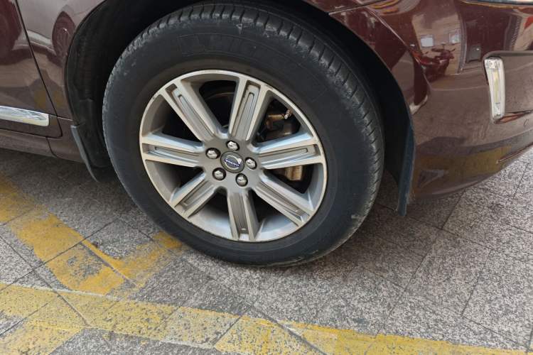 Used Volvo XC60 2016 T5 Smart Version Right Front Wheel Hub