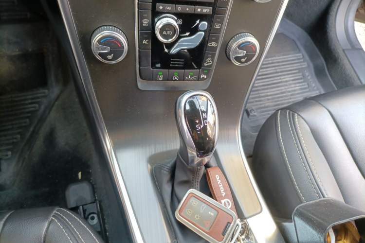 Used Volvo XC60 2016 T5 AWD Zhiyuan Edition Gear Lever