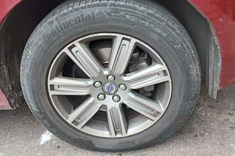 Used Volvo XC60 2016 T5 Smart Version Right Front Wheel Hub