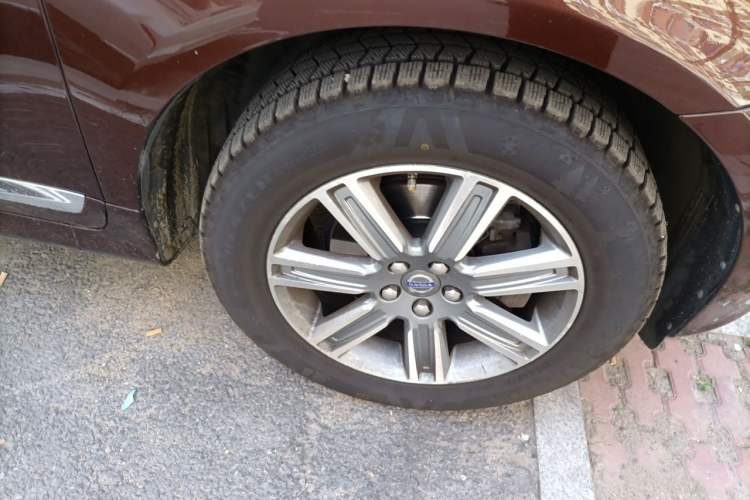 Used Volvo XC60 2016 T5 AWD Zhiyuan Edition Right Front Wheel Hub