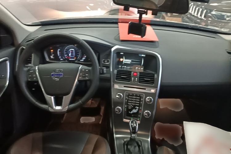 Used Volvo XC60 2016 T5 Smart Version Center Console