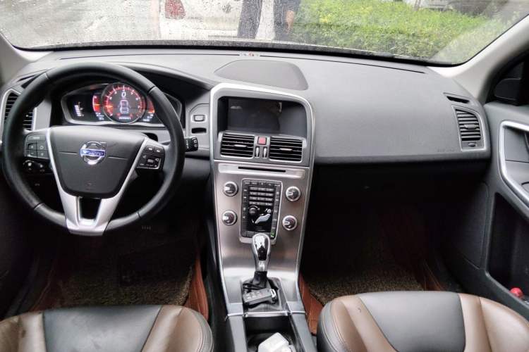 Used Volvo XC60 2016 T5 Smart Version Center Console