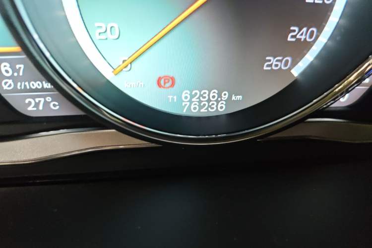 Used Volvo XC60 2016 T5 AWD Zhiyuan Edition Odometer Close Up