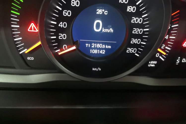 Used Volvo XC60 2016 T5 Smart Upgrade Model Odometer Close Up