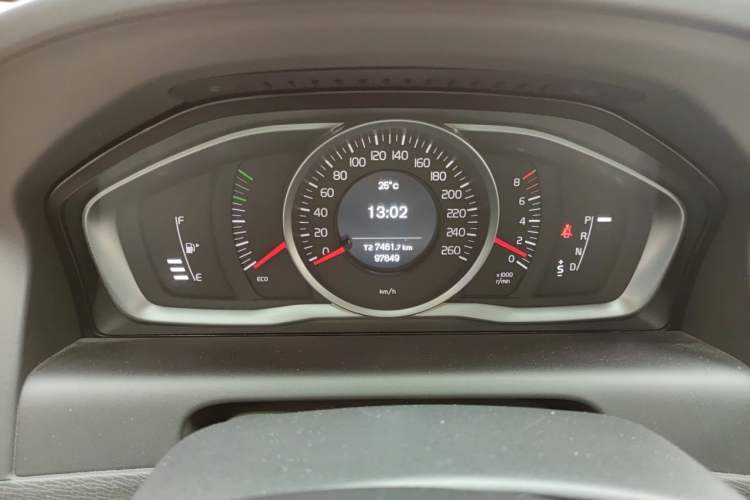Used Volvo XC60 2016 T5 Smart Upgrade Model Odometer Close Up