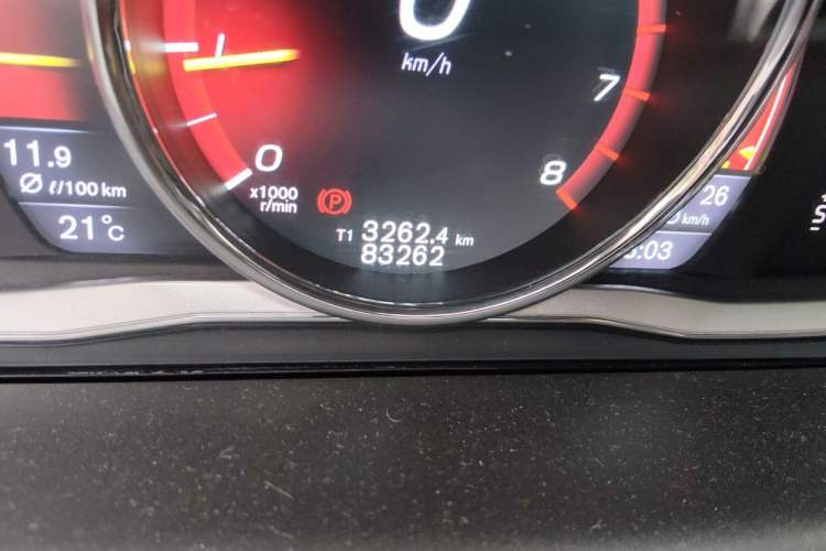 Used Volvo XC60 2016 T5 Smart Version Odometer Close Up