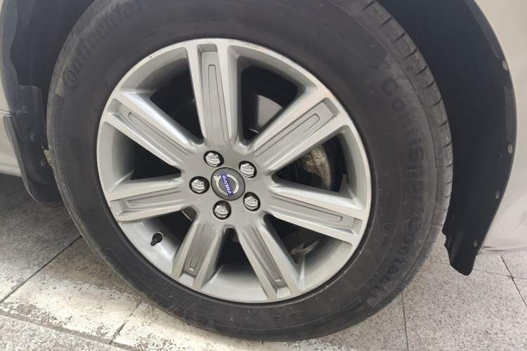 Used Volvo XC60 2016 T5 AWD Zhiyuan Edition Right Front Wheel Hub