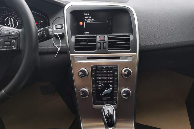 Used Volvo XC60 2016 T5 Smart Drive Edition Audio And AC Panel
