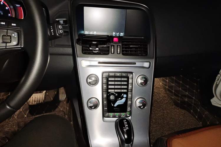 Used Volvo XC60 2016 T5 Smart Version Audio And AC Panel