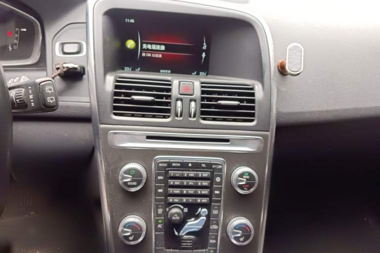 Used Volvo XC60 2016 T5 Smart Version Audio And AC Panel