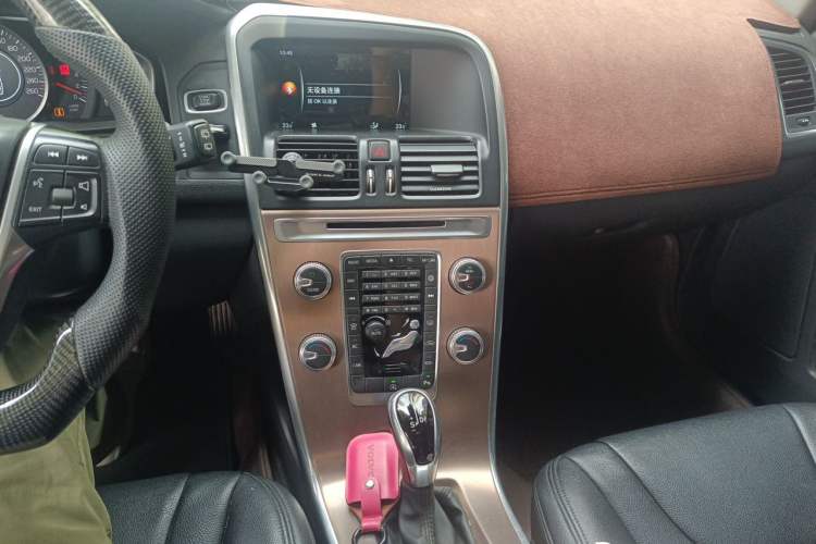 Used Volvo XC60 2016 T5 Smart Drive Edition Audio And AC Panel