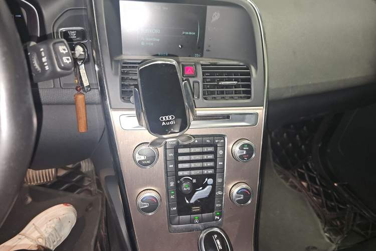 Used Volvo XC60 2016 T5 Smart Drive Edition Audio And AC Panel