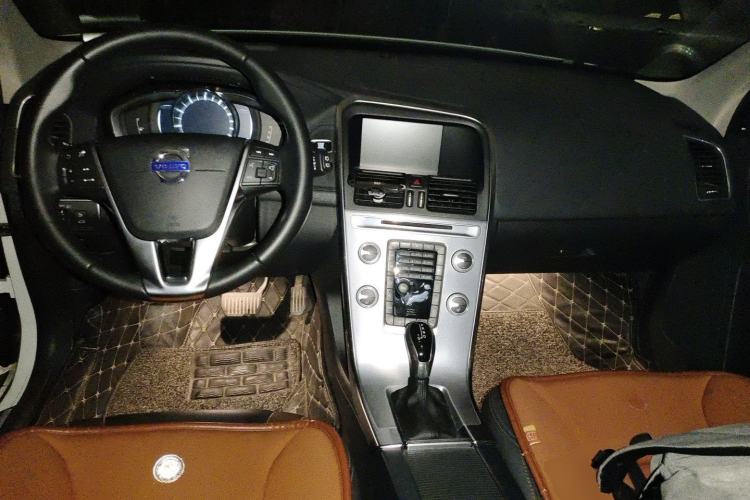 Used Volvo XC60 2016 T5 Smart Version Center Console