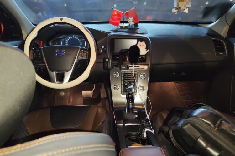 Used Volvo XC60 2016 T5 Smart Version Center Console