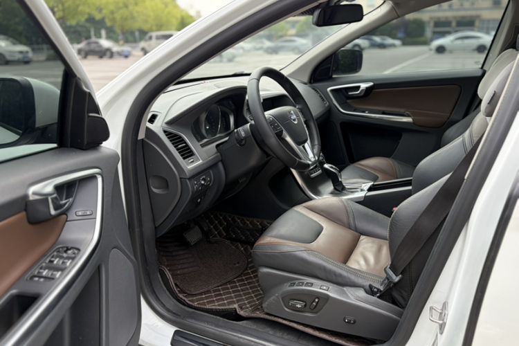 Used Volvo XC60 2016 T5 AWD Zhiyuan Edition Interior 4