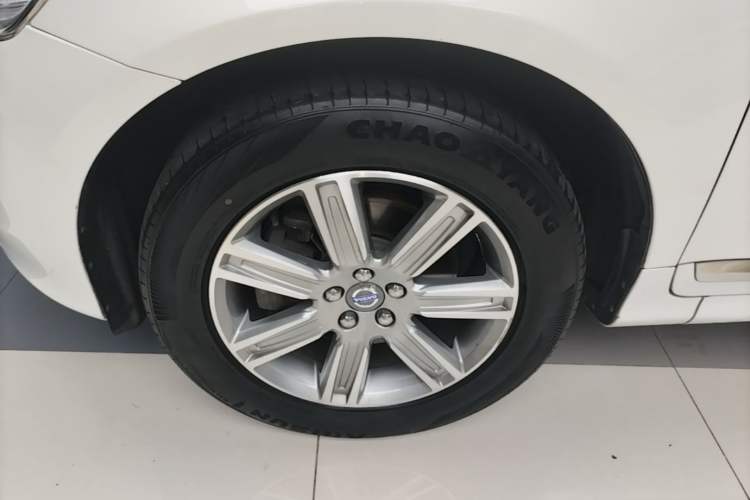 Used Volvo XC60 2016 T5 AWD Zhiyuan Edition Left Front Wheel Hub
