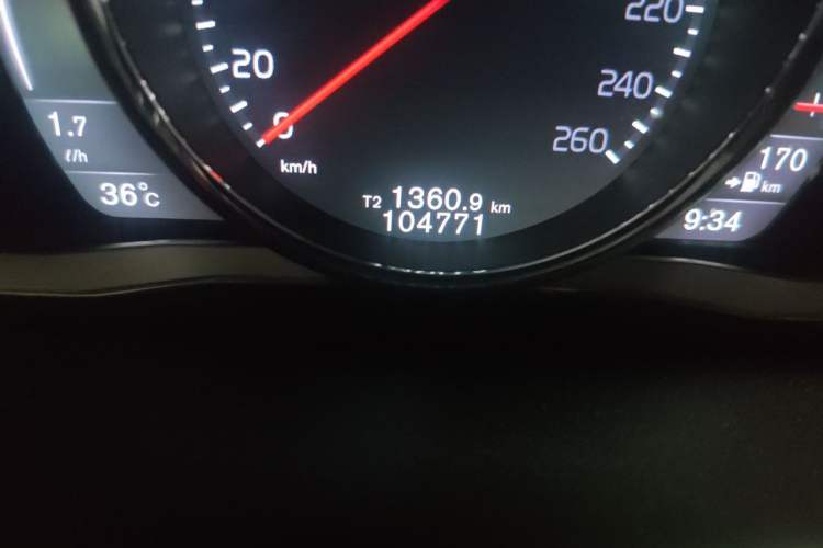 Used Volvo XC60 2016 T5 Smart Version Odometer Close Up