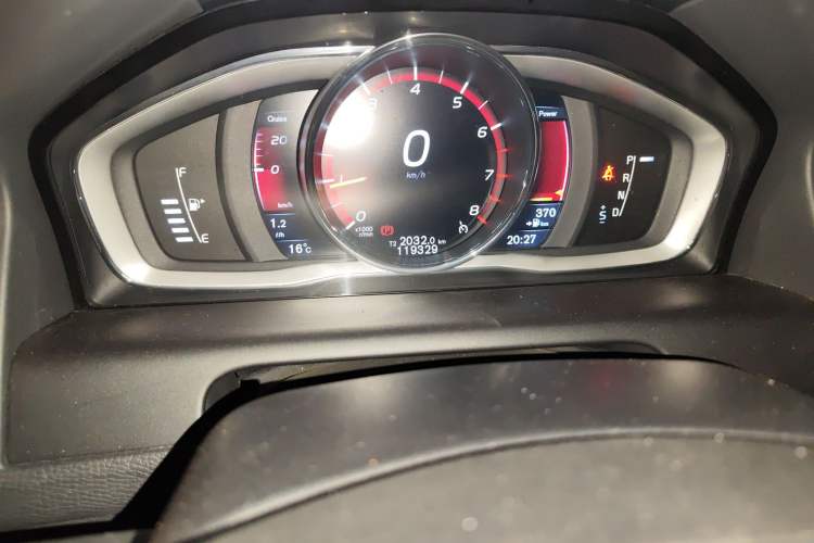 Used Volvo XC60 2016 T5 Smart Version Odometer Close Up