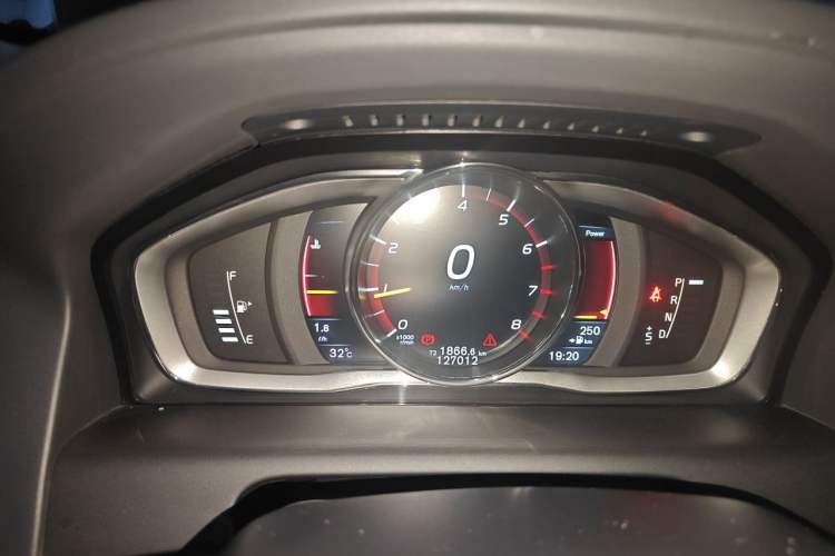 Used Volvo XC60 2016 T5 AWD Zhiyuan Edition Odometer Close Up