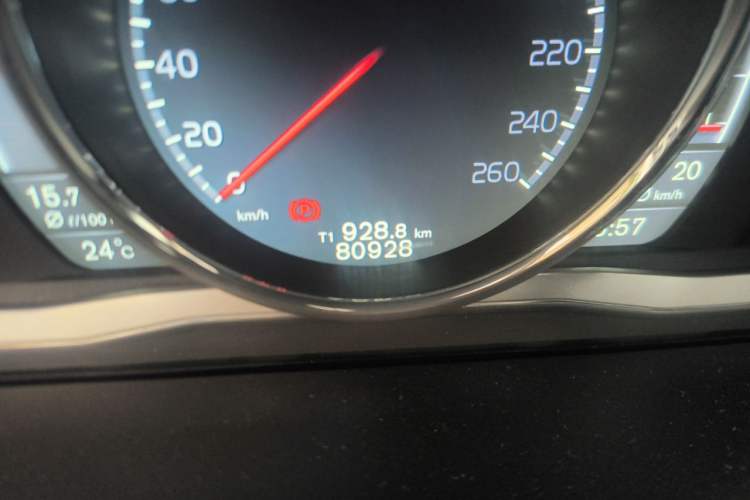 Used Volvo XC60 2016 T5 AWD Zhiyuan Edition Odometer Close Up