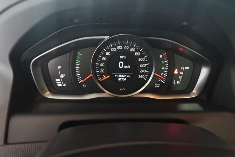 Used Volvo XC60 2016 T5 Smart Drive Edition Odometer Close Up
